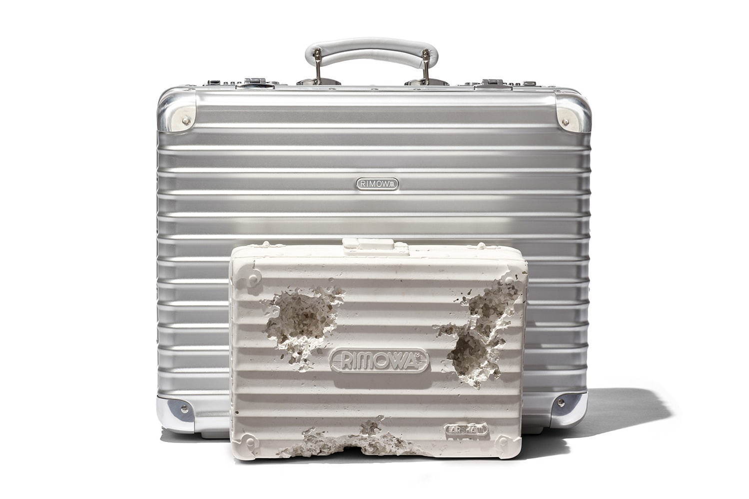 リモワ×ダニエル・アーシャムの限定スーツケース、風化した風貌＆汚れなき純白の“非現実デザイン”