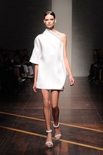 ジャンフランコ フェレ 2013年春夏コレクション - ブラックとホワイトで描く潔いフェミニティ｜写真1