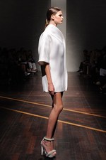 ジャンフランコ フェレ 2013年春夏コレクション - ブラックとホワイトで描く潔いフェミニティ｜写真2