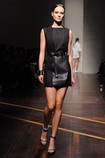 ジャンフランコ フェレ 2013年春夏コレクション - ブラックとホワイトで描く潔いフェミニティ｜写真3