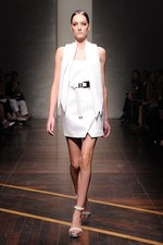 ジャンフランコ フェレ 2013年春夏コレクション - ブラックとホワイトで描く潔いフェミニティ｜写真5