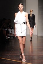 ジャンフランコ フェレ 2013年春夏コレクション - ブラックとホワイトで描く潔いフェミニティ｜写真9