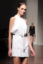 ジャンフランコ フェレ 2013年春夏コレクション - ブラックとホワイトで描く潔いフェミニティ｜写真10