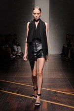 ジャンフランコ フェレ 2013年春夏コレクション - ブラックとホワイトで描く潔いフェミニティ｜写真11