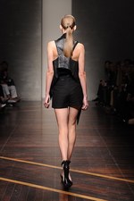 ジャンフランコ フェレ 2013年春夏コレクション - ブラックとホワイトで描く潔いフェミニティ｜写真12