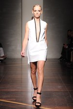 ジャンフランコ フェレ 2013年春夏コレクション - ブラックとホワイトで描く潔いフェミニティ｜写真17