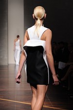 ジャンフランコ フェレ 2013年春夏コレクション - ブラックとホワイトで描く潔いフェミニティ｜写真18