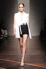 ジャンフランコ フェレ 2013年春夏コレクション - ブラックとホワイトで描く潔いフェミニティ｜写真19