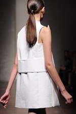 ジャンフランコ フェレ 2013年春夏コレクション - ブラックとホワイトで描く潔いフェミニティ｜写真21