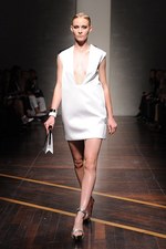 ジャンフランコ フェレ 2013年春夏コレクション - ブラックとホワイトで描く潔いフェミニティ｜写真22