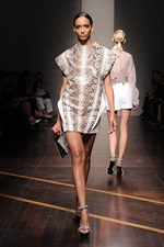 ジャンフランコ フェレ 2013年春夏コレクション - ブラックとホワイトで描く潔いフェミニティ｜写真25