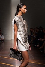 ジャンフランコ フェレ 2013年春夏コレクション - ブラックとホワイトで描く潔いフェミニティ｜写真26