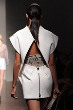 ジャンフランコ フェレ 2013年春夏コレクション - ブラックとホワイトで描く潔いフェミニティ｜写真27