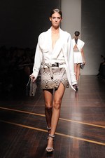 ジャンフランコ フェレ 2013年春夏コレクション - ブラックとホワイトで描く潔いフェミニティ｜写真28