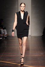 ジャンフランコ フェレ 2013年春夏コレクション - ブラックとホワイトで描く潔いフェミニティ｜写真34