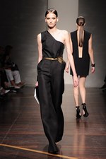 ジャンフランコ フェレ 2013年春夏コレクション - ブラックとホワイトで描く潔いフェミニティ｜写真35