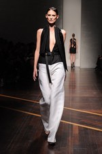 ジャンフランコ フェレ 2013年春夏コレクション - ブラックとホワイトで描く潔いフェミニティ｜写真40