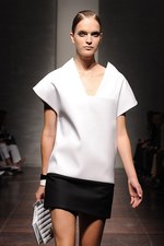 ジャンフランコ フェレ 2013年春夏コレクション - ブラックとホワイトで描く潔いフェミニティ｜写真42