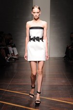 ジャンフランコ フェレ 2013年春夏コレクション - ブラックとホワイトで描く潔いフェミニティ｜写真48