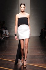 ジャンフランコ フェレ 2013年春夏コレクション - ブラックとホワイトで描く潔いフェミニティ｜写真49