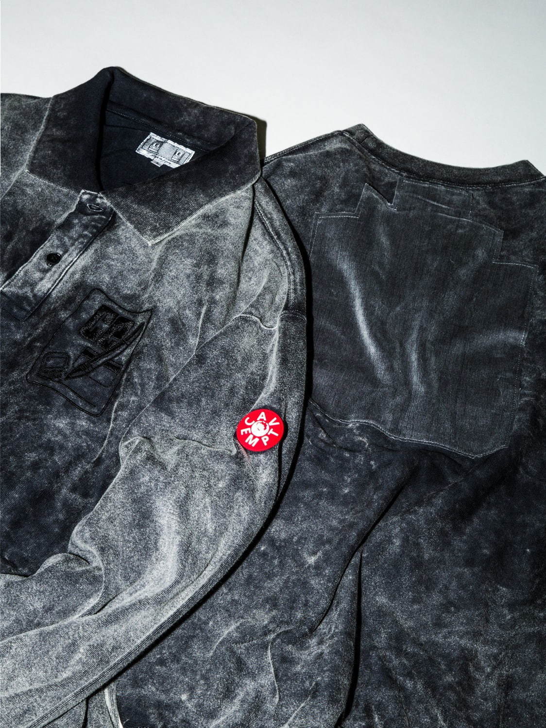 C.E×ビューティ＆ユース、色落ち加工を施したブラックのポロシャツ＆ショーツのセットアップ｜写真11