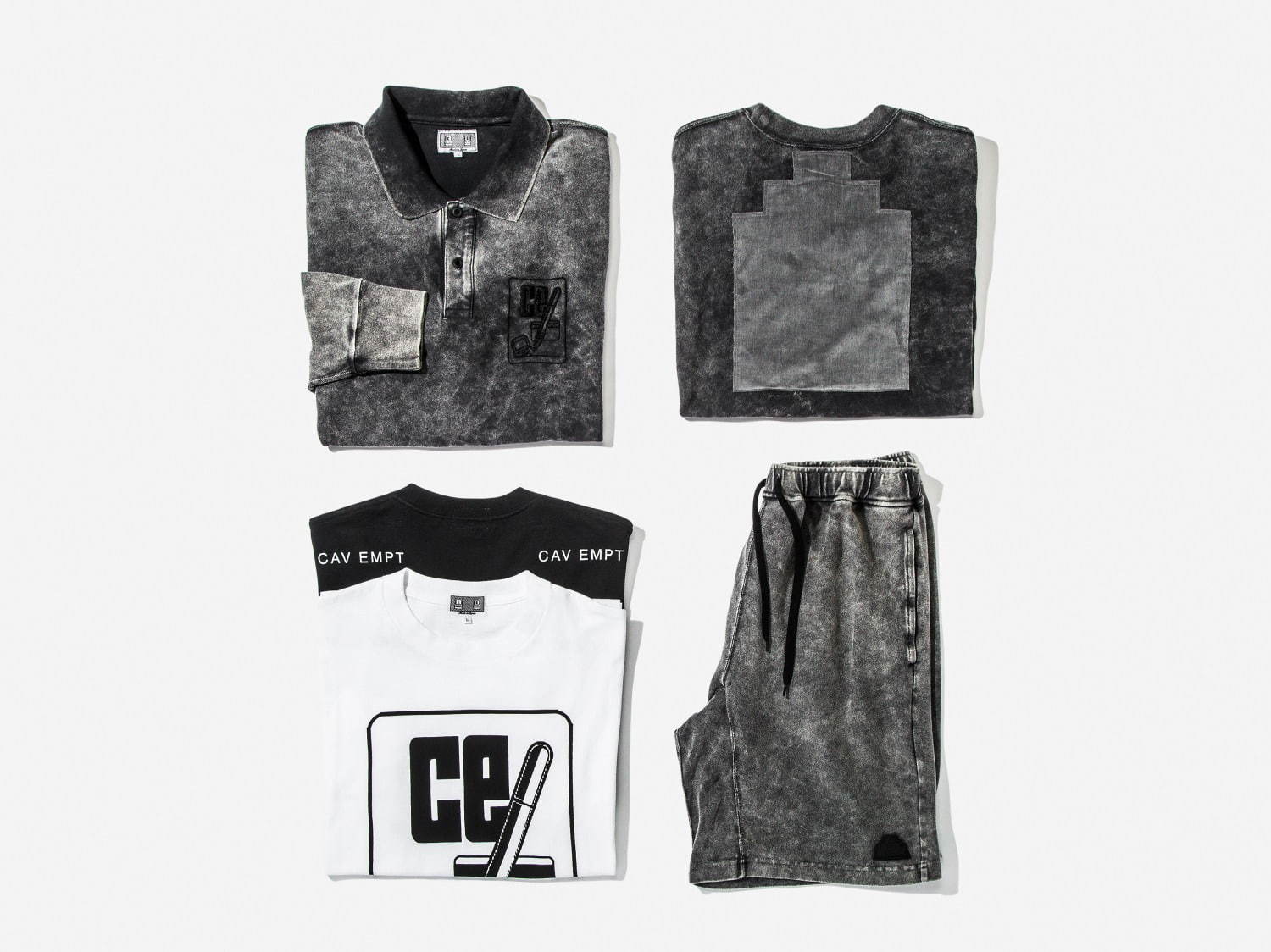 C.E×ビューティ＆ユース、色落ち加工を施したブラックのポロシャツ＆ショーツのセットアップ｜写真10