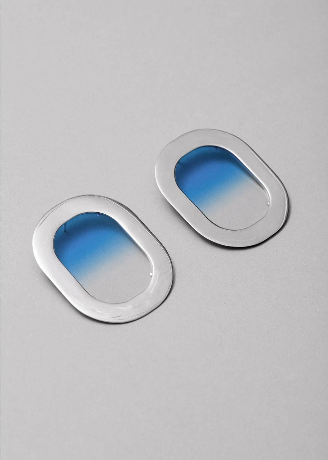 “飛行機の窓”モチーフのイヤリングがオール ブルースから、青空・夕焼け・夜空を表現｜写真1