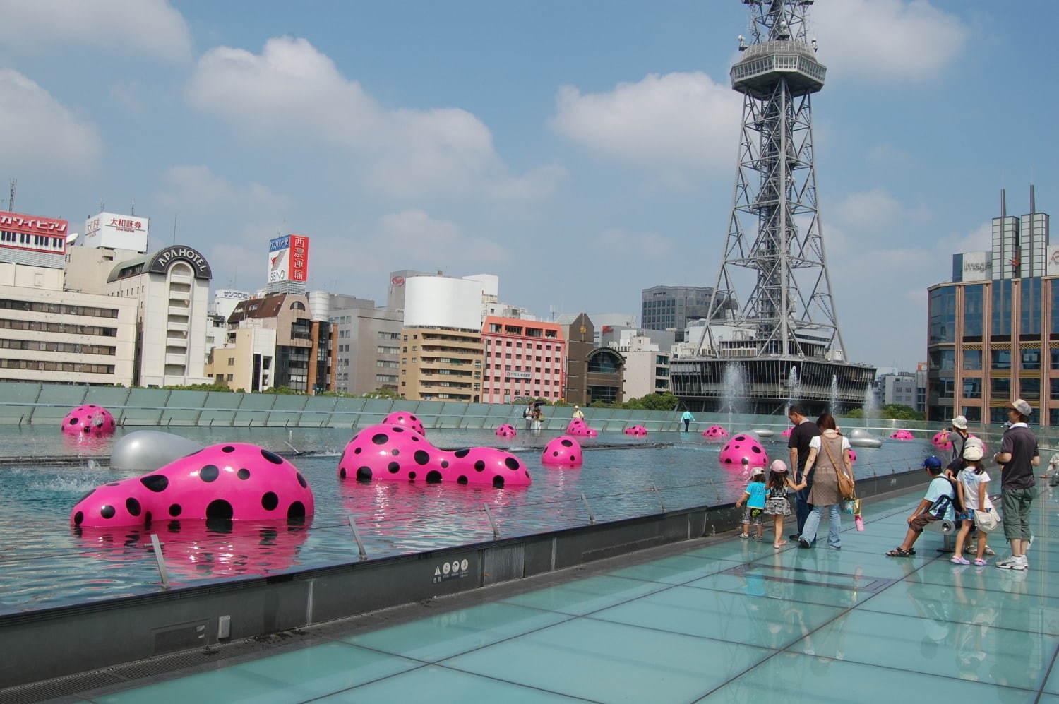 あいちトリエンナーレ 2010での展示風景
草間彌生 《命の足跡》と名古屋テレビ塔、オアシス21