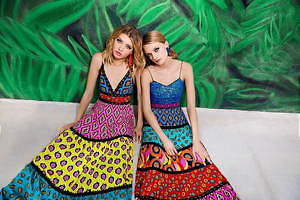 アリス アンド オリビアのカラフルドレス＆スカート、オランダ出身アーティストとコラボ