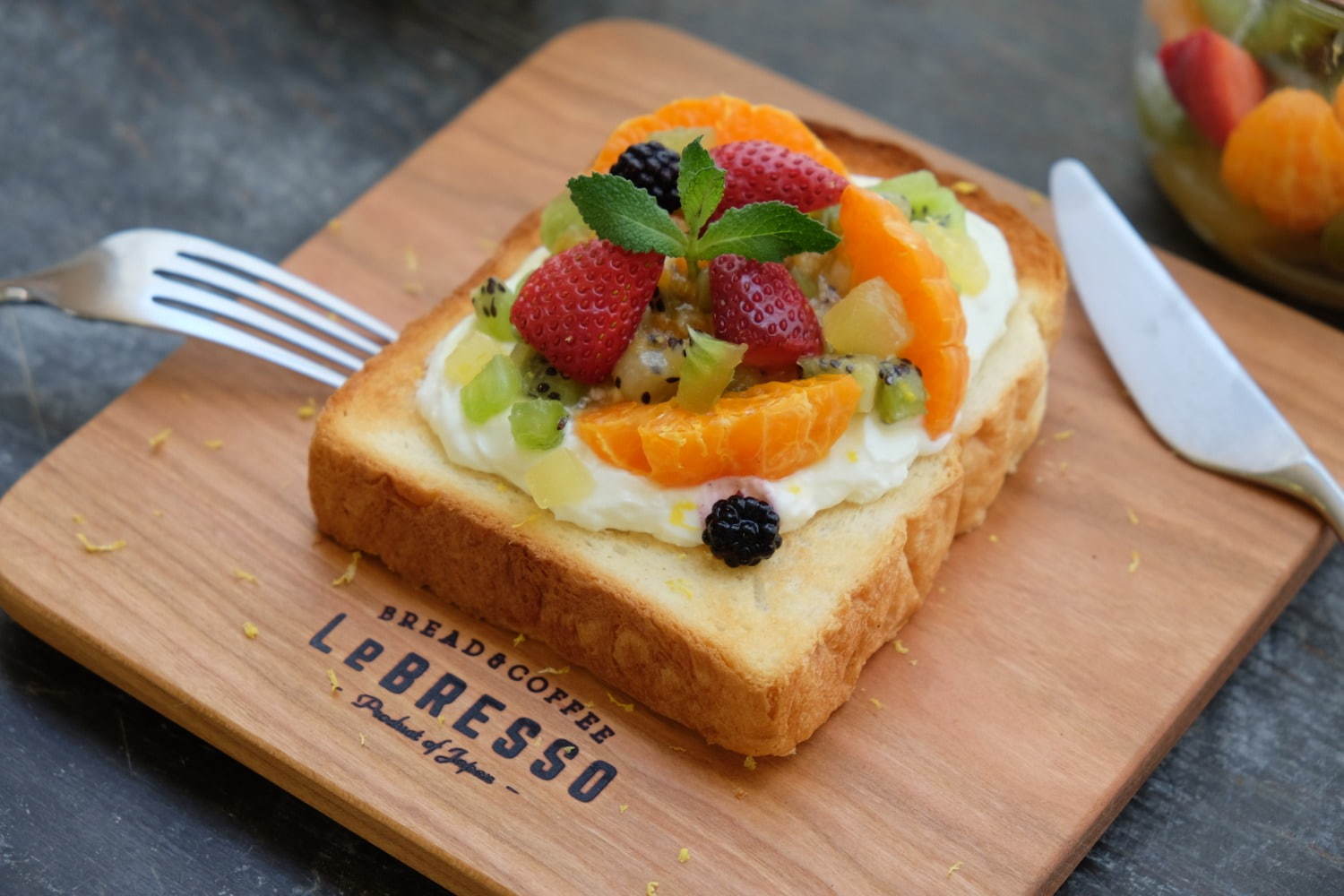 食パン専門店×コーヒースタンド「レブレッソ」から、苺やキウイたっぷりの夏限定フルーツトースト｜写真1