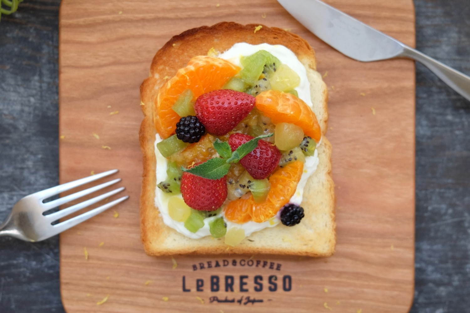 食パン専門店×コーヒースタンド「レブレッソ」から、苺やキウイたっぷりの夏限定フルーツトースト｜写真2