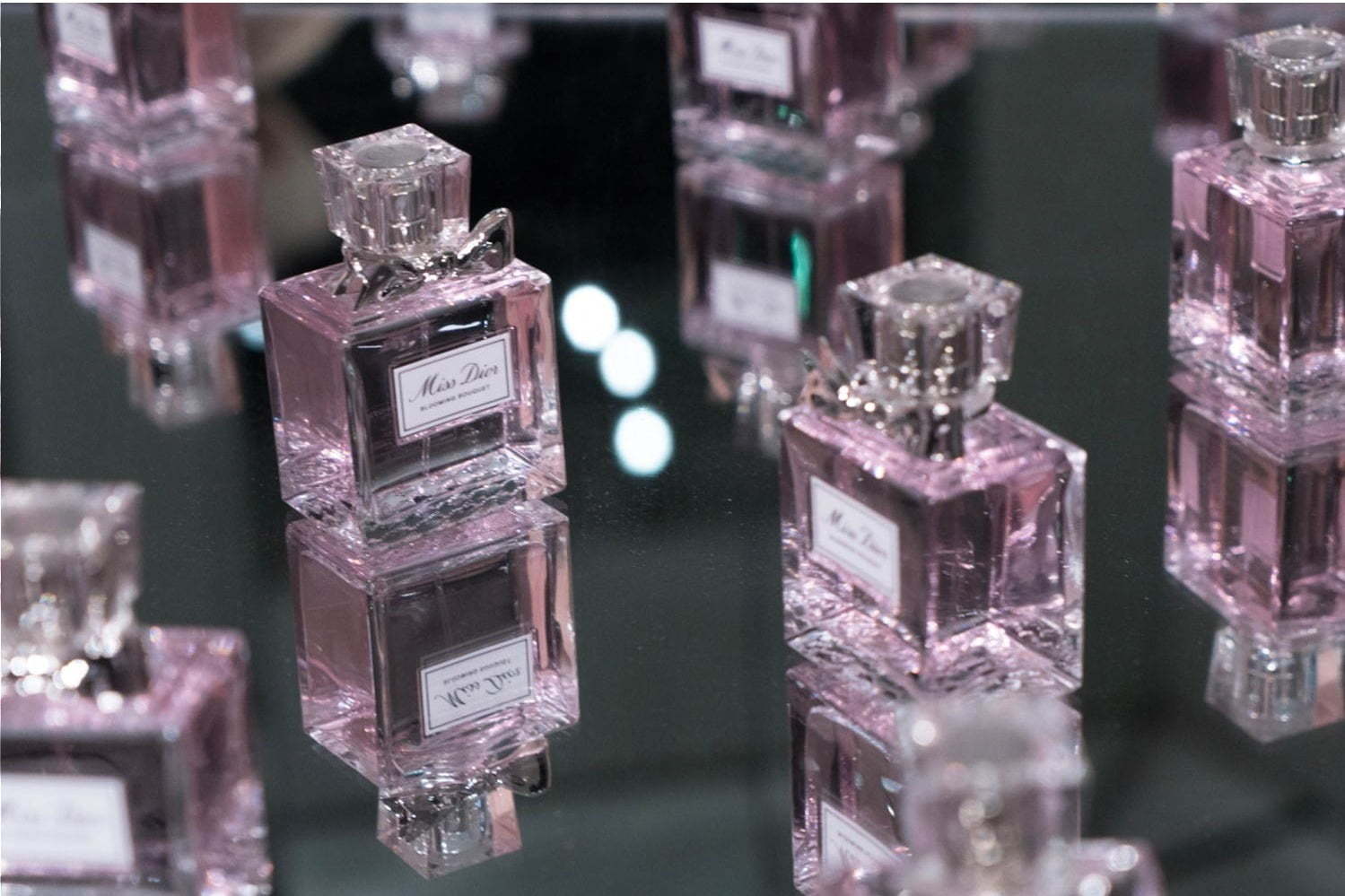 フローラルノート｜ディオールの香水「ミス ディオール」テーマの体験型展覧会が表参道で、ドレス展示やカフェも