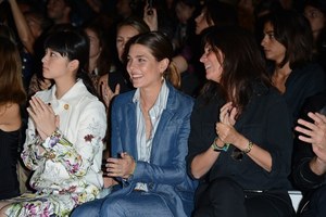 武井咲がグッチの13年春夏コレクションに出席 シャルロット カシラギ モナコ公女とフロントロウで ファッションプレス 武井咲がグッチの13年春夏コレクションに出席 シャルロット カシラギ モナコ公女とフロントロウで ファッションプレス
