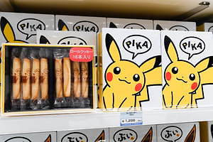 ポケモンセンター 渋谷パルコに スワロフスキー クリスタルのピカチュウキーホルダーやスマホケース ファッションプレス