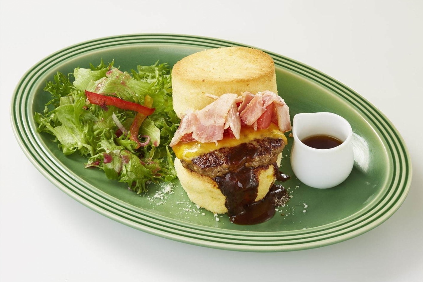 三井アウトレットパーク｜パンケーキ専門店「バター」の新感覚“スフレバーガー”ふわふわバンズにメイプルシロップをかけて