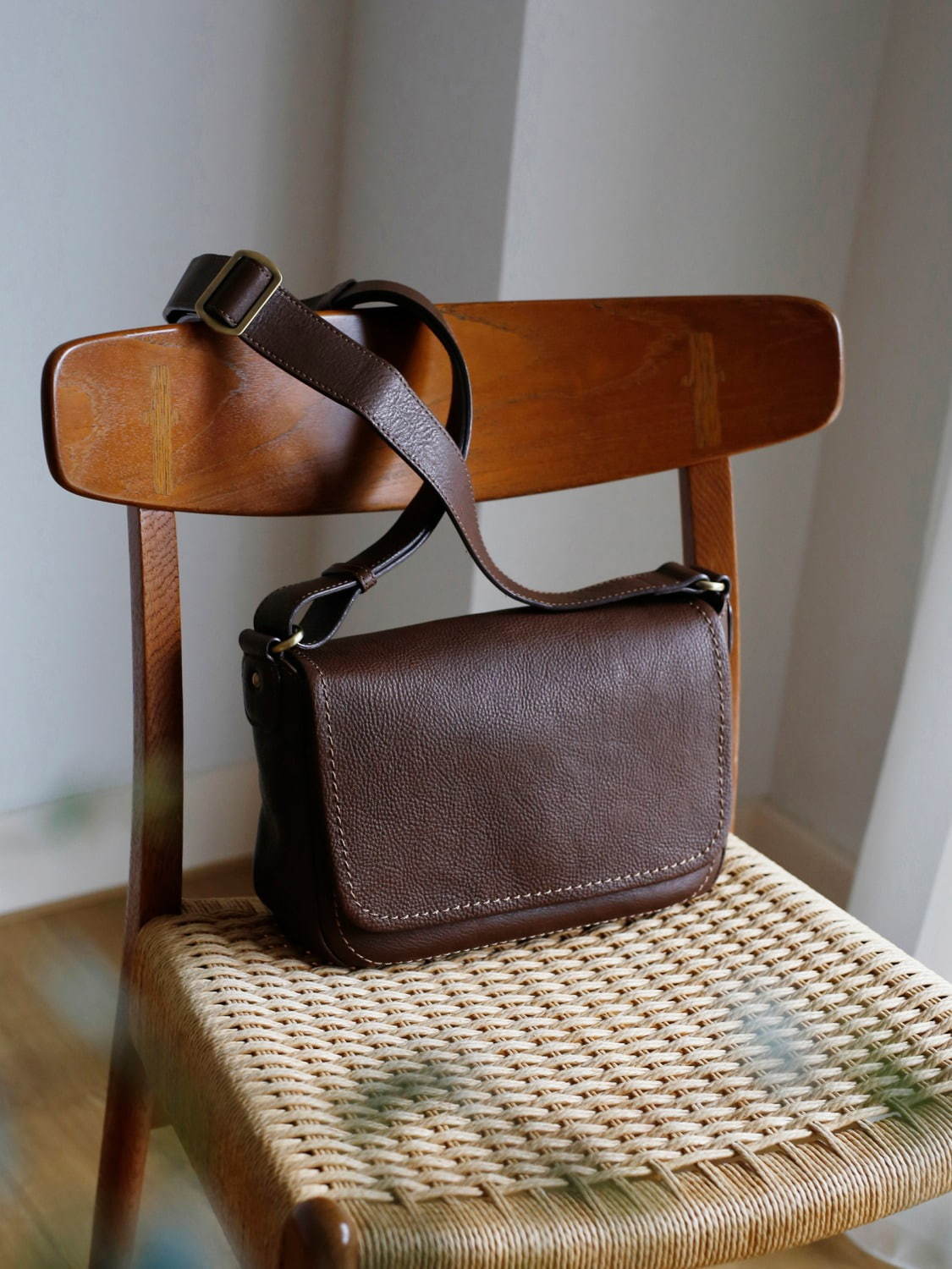 土屋鞄製造所の新作シンプルバッグ - 使うほど柔らかく“自分の革”に