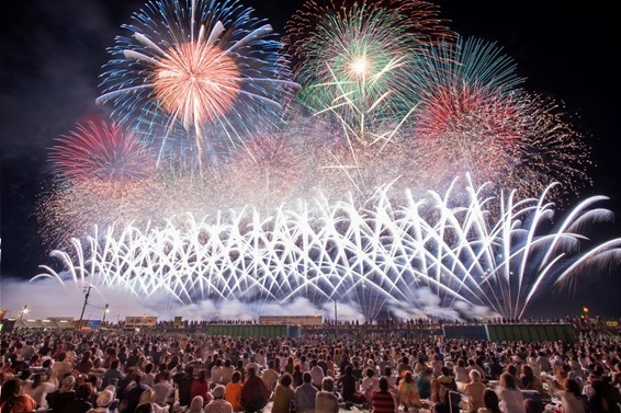 秋田「大曲の花火」全国唯一昼夜楽しめる花火大会、四季で異なる演出｜写真1