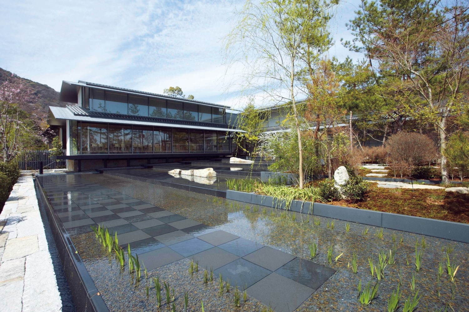 美術館前庭(水盤)