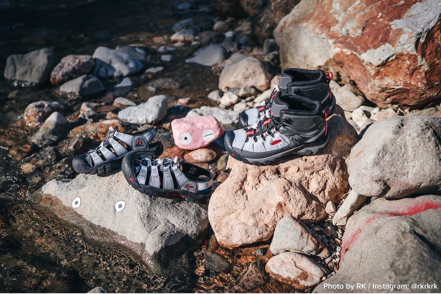 フジロック｜キーン×フジロック“岩”に着想を得た水陸両用のコラボシューズ - 暗闇で光るリフレクター付き