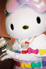 ズッカ×サンリオ・ハローキティ限定PVCバックルバッグ、パスケースやTシャツも｜写真4