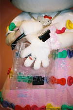 ズッカ×サンリオ・ハローキティ限定PVCバックルバッグ、パスケースやTシャツも｜写真5