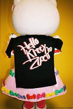 ズッカ×サンリオ・ハローキティ限定PVCバックルバッグ、パスケースやTシャツも｜写真14