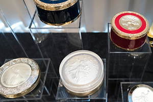 カネボウ化粧品 ミラノコレクション2020、煌めくステンドグラス×天使を合わせたフェースアップパウダー|写真10