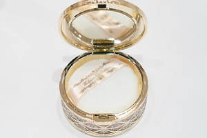 カネボウ化粧品 ミラノコレクション2020、煌めくステンドグラス×天使を合わせたフェースアップパウダー|写真3