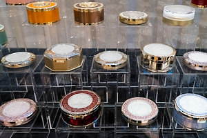 カネボウ化粧品 ミラノコレクション2020、煌めくステンドグラス×天使を合わせたフェースアップパウダー|写真11