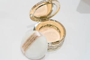 カネボウ化粧品 ミラノコレクション2020、煌めくステンドグラス×天使を合わせたフェースアップパウダー|写真4