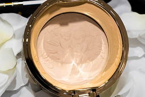 カネボウ化粧品 ミラノコレクション2020、煌めくステンドグラス×天使を合わせたフェースアップパウダー|写真2