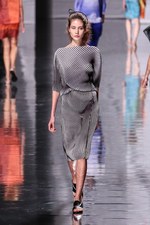 イッセイ ミヤケ 2013年春夏コレクション - 鳥の羽ばたきにインスパイアされたプリント革命｜写真13