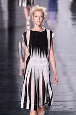 イッセイ ミヤケ 2013年春夏コレクション - 鳥の羽ばたきにインスパイアされたプリント革命｜写真22