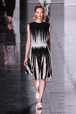 イッセイ ミヤケ 2013年春夏コレクション - 鳥の羽ばたきにインスパイアされたプリント革命｜写真23